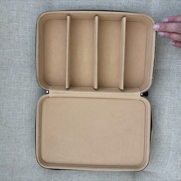Garrett Leight Collector's Eyewear Storage Case - Olive Green - Picture 1 of 4